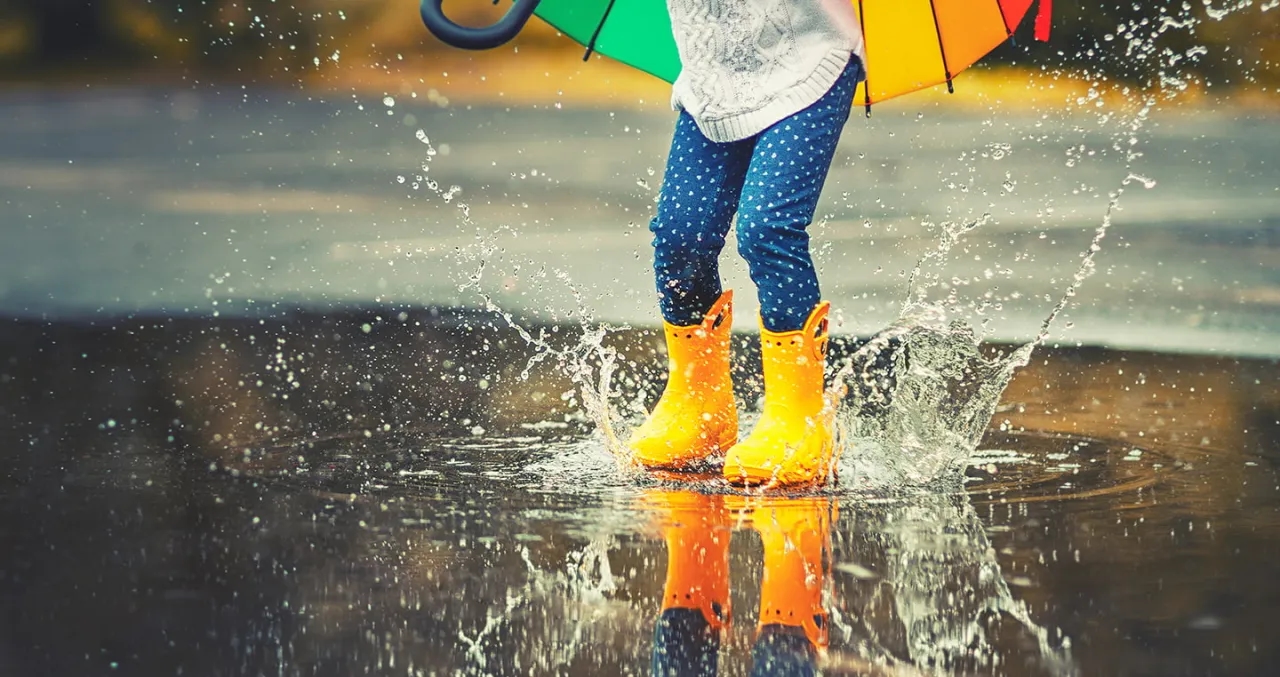 Co ubrać w deszczowy dzień, aby wyglądać modnie i czuć się komfortowo