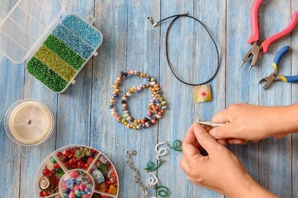 Twórz wyjątkową biżuterię z recyklingu jak zrobić to krok po kroku