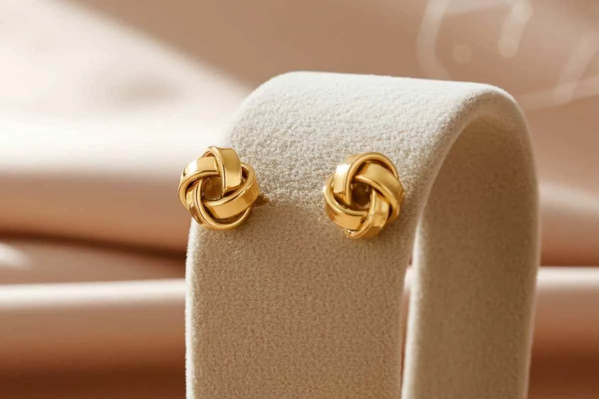 Złote kolczyki na co dzień i na wyjątkowe okazje – przewodnik po formach i złocie