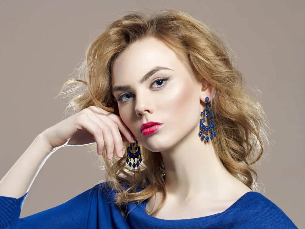 Zaskocz wszystkich idealnie dobraną biżuterią do granatowej sukienki