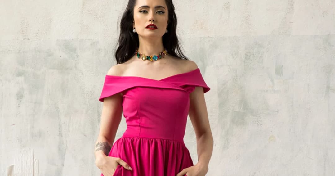 Jaką biżuterię wybrać do fuksjowej sukienki, aby wyglądać olśniewająco?