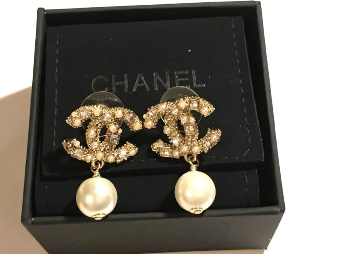 Gdzie kupić biżuterię Chanel - Najlepsze źródła i porady zakupowe