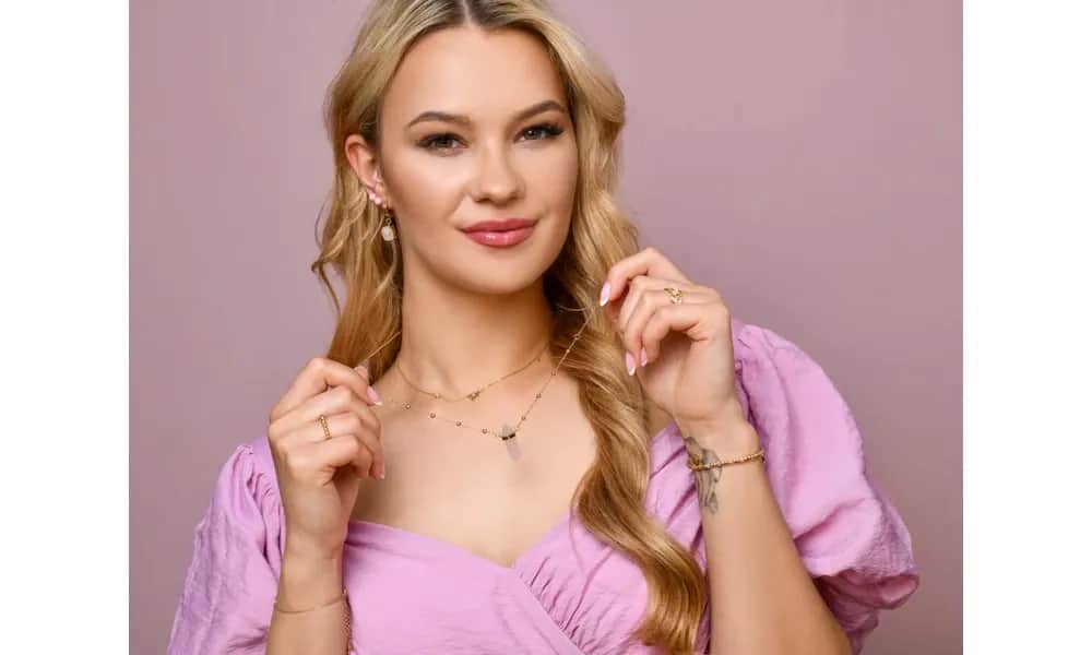 Jaką biżuterię wybrać do różowej sukienki, aby olśnić stylem?