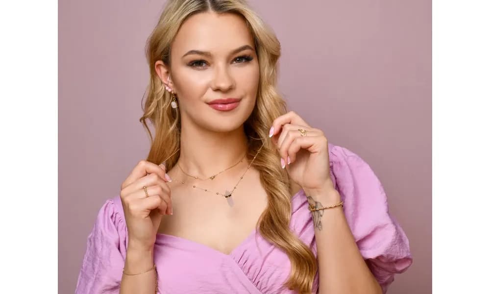 Jaką biżuterię wybrać do różowej sukienki, aby olśnić stylem?