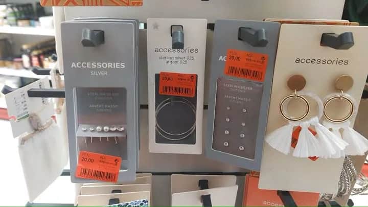 Dlaczego biżuteria z Rossmanna czernieje i jak zadbać o jej trwałość