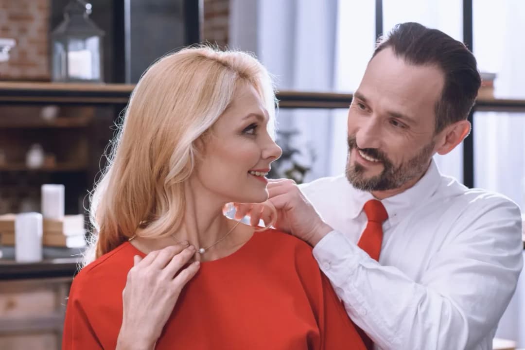 Kiedy mężczyzna daje kobiecie biżuterię? Okazje, znaczenie i zasady.