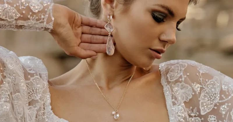 Najlepsza biżuteria do sukni ślubnej, która podkreśli Twój styl i urodę
