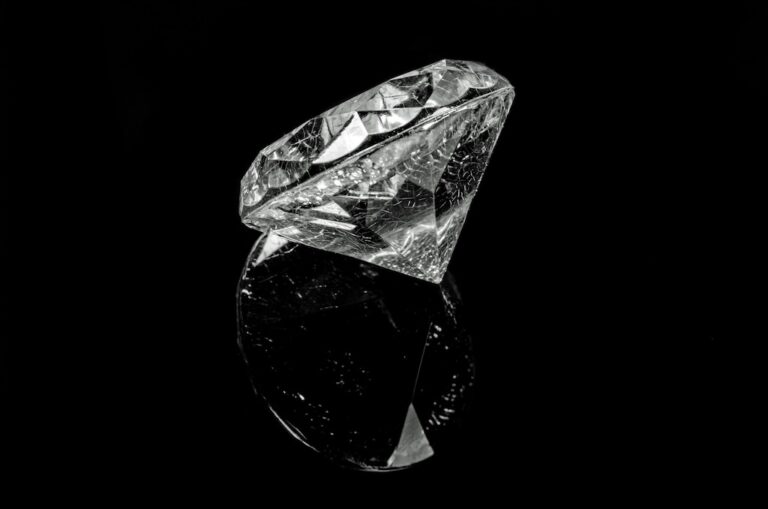 Historia diamentów: Od kopalni do klejnotów królewskich