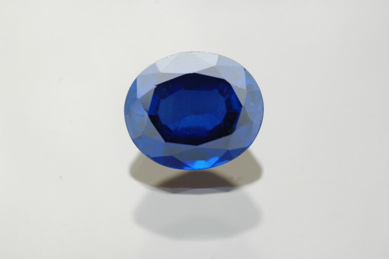 Szafir – kamień królewski: Czym wyróżnia się ten niebieski klejnot?